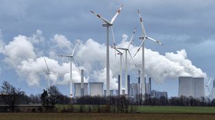 El jefe de la Agencia Internacional de Energía Renovable dice que se necesita una acción radical para asegurar que el calentamiento global no supere umbrales peligrosos.