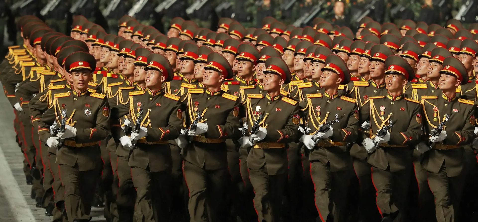 Pyongyang, Corea del Norte. Personal militar participa en un desfile nocturno para conmemorar el 90 aniversario de la fundación del Ejército Revolucionario popular coreano. Fotografía: KCNA/Reuters