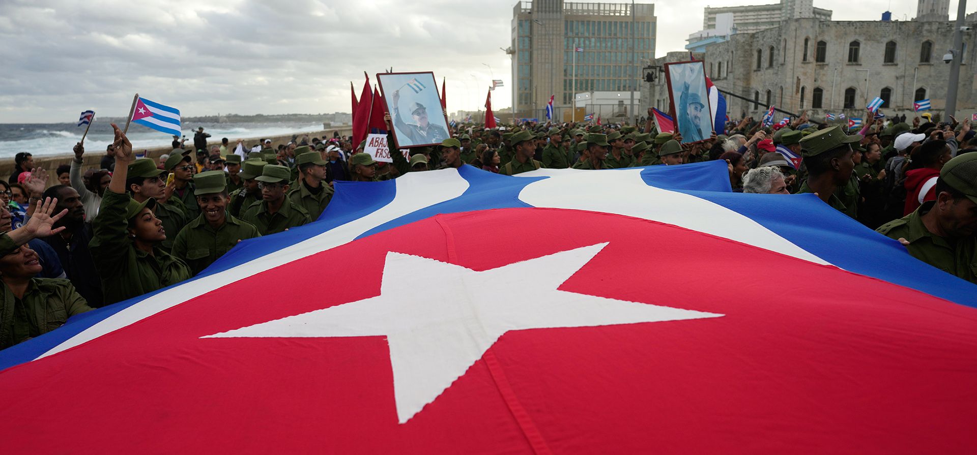 Personas portan una bandera cubana durante una manifestación organizada por el gobierno en protesta por el asesinato de oficiales cubanos en Venezuela, mientras las fuerzas estadounidenses capturaban al presidente venezolano Nicolás Maduro y a su esposa, en La Habana, Cuba, el viernes 16 de enero de 2026. (Foto AP/Ramon Espinosa) Personas portan una bandera cubana durante una manifestación organizada por el gobierno en protesta por el asesinato de oficiales cubanos en Venezuela, mientras las fuerzas estadounidenses capturaban al presidente venezolano Nicolás Maduro y a su esposa, en La Habana, Cuba, el viernes 16 de enero de 2026. (Foto AP/Ramon Espinosa)