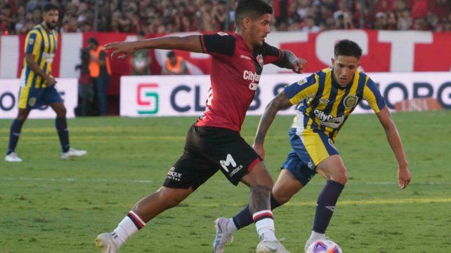 Jorge Recalde trata de superar al Coyote Rodríguez. El paraguayo no termina de asentarse de nueve en el equipo de Newells.