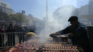 Los maestros parrilleros compiten por el título de mejor asador de la Argentina frente al Obelisco