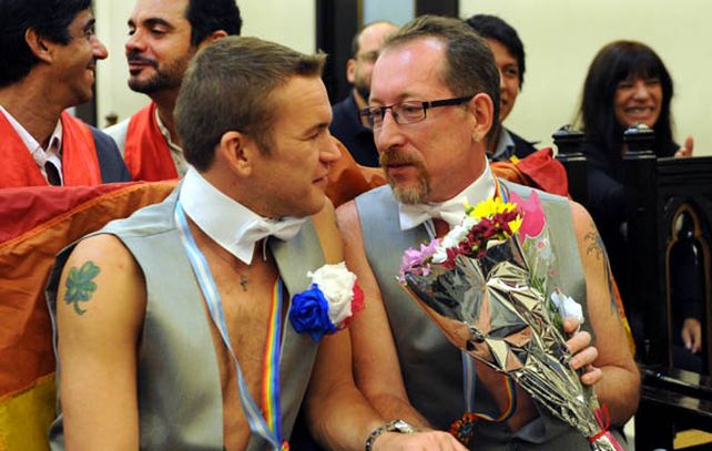 Alexandr y Dimitry dieron el sí en una oficina porteña del registro Civil.