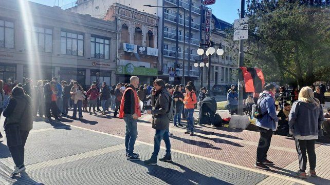 Los maestros realizaron visibilizaron su reclamo salarial en Paraná y le contestaron al ministro de Gobierno Manuel Troncoso por cuestionar los paros.