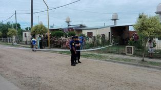 La policía llegó para poner la cinta de seguridad en la casa de Ana. Foto Iván Rodríguez.&nbsp;