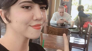 Una joven va acompañada con su padre a una cita a ciegas que pactó en Tinder