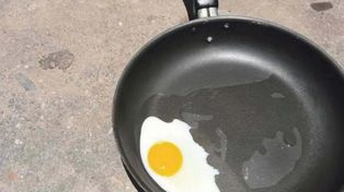 Un santiagueño cocinó un huevo en el pavimento