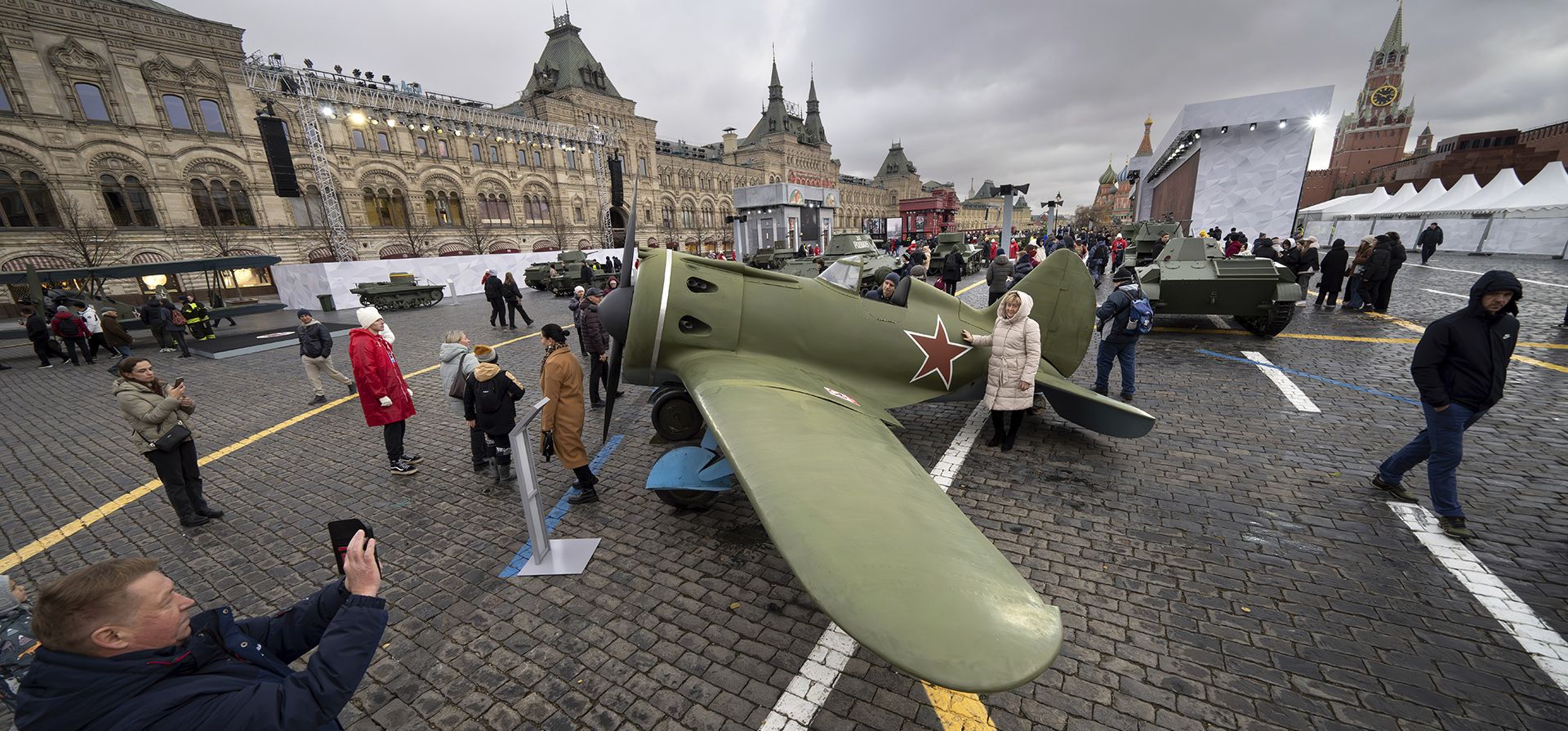 Un hombre toma una fotografía de un Polikarpov I-16, un avión de combate monoplaza soviético de un solo motor de la Segunda Guerra Mundial, que se exhibe durante un museo interactivo al aire libre para conmemorar el 83º aniversario del desfile histórico, en la Plaza Roja, Moscú, Rusia, el jueves 7 de noviembre de 2024. (Foto AP/Alexander Zemlianichenko) Un hombre toma una fotografía de un Polikarpov I-16, un avión de combate monoplaza soviético de un solo motor de la Segunda Guerra Mundial, que se exhibe durante un museo interactivo al aire libre para conmemorar el 83º aniversario del desfile histórico, en la Plaza Roja, Moscú, Rusia, el jueves 7 de noviembre de 2024. (Foto AP/Alexander Zemlianichenko)
