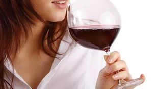 Beber vino tinto previene las caries y trae beneficios a la salud bucal, afirma un grupo de científicos