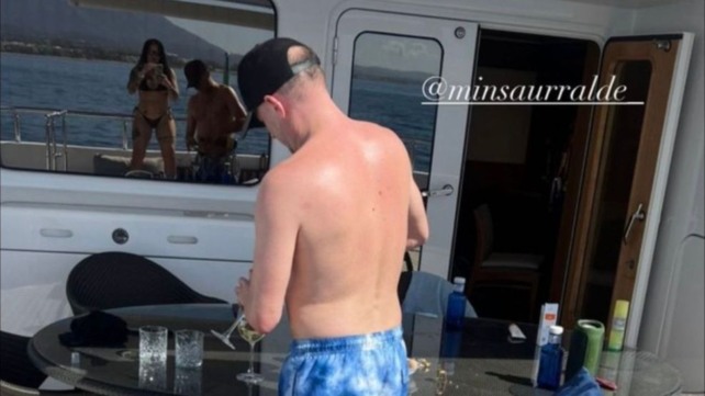 Martín insaurralde sirviendo champagne en un yate