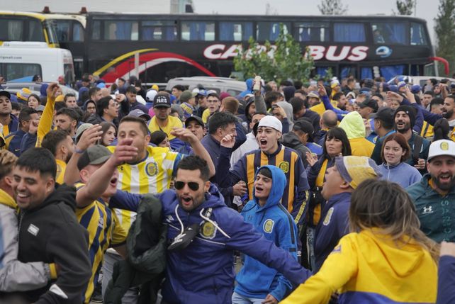 En el estacionamiento del Kempes, los hinchas de Central comenzaron con el color, previo al partido.