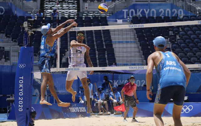Julian Amado Azaad bloquea un disparo de Philip Dalhausser (centro) de los Estados Unidos