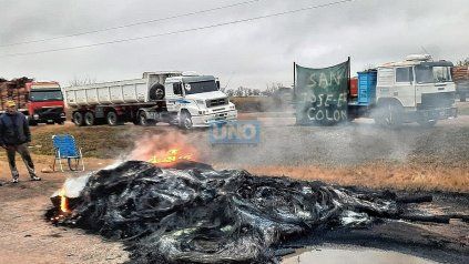 Camiones cortan rutas en la provincia en reclamo de solución oficial al desabastecimiento. 
