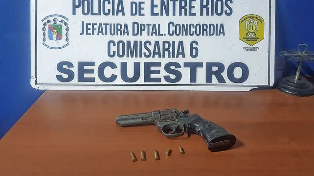 Lesionaron a una policía cuando detenían a un hombre armado