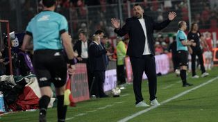 El Ogro Fabbiani discute. Newells perdió de nuevo y otra vez se fue sin hablar, como en el clásico.