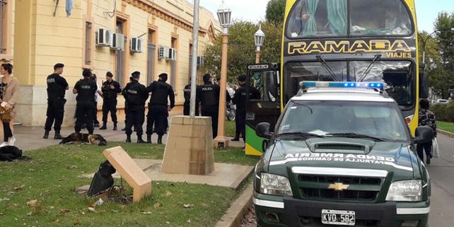 Una celosa custodia policial custodió a los hinchas de Boca cuando recuperaron la libertad.&nbsp;