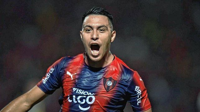 Colón acelera por el volante central de Cerro Porteño Ángel Cardozo Lucena.