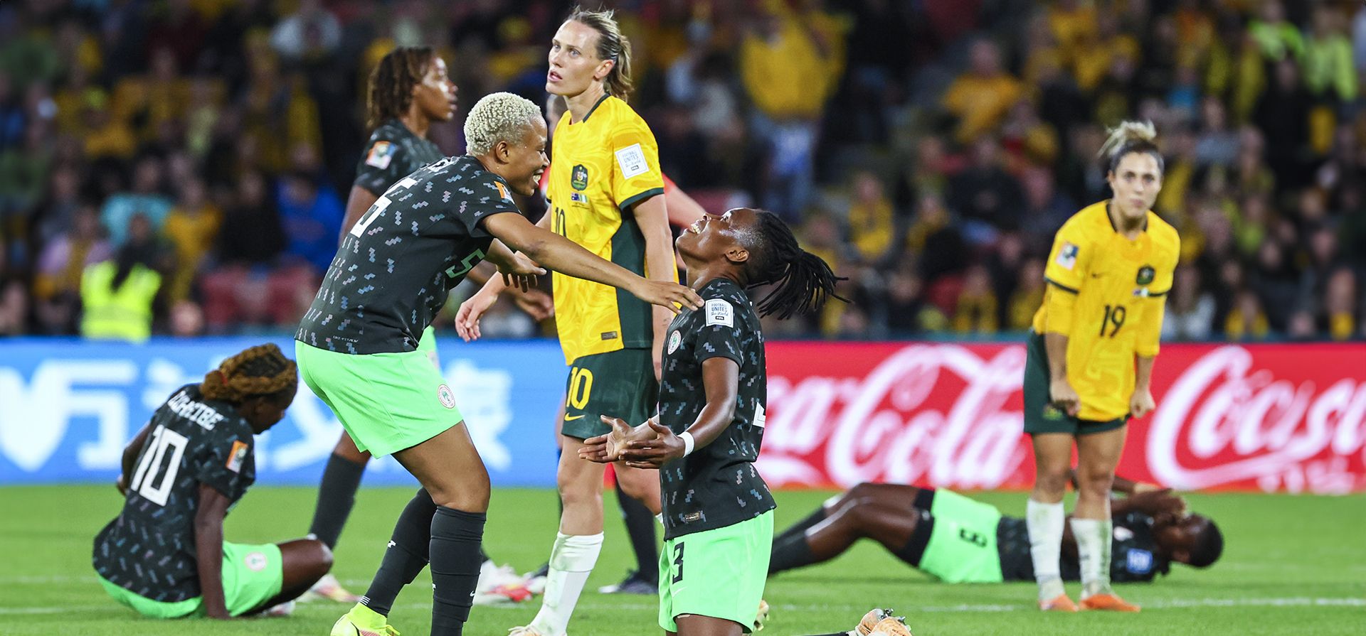 Onome Ebi, a la izquierda, y Osinachi Ohale de Nigeria celebran al final del partido de fútbol del Grupo B de la Copa Mundial Femenina entre Australia y Nigeria en Brisbane, Australia, el jueves 27 de julio de 2023. Ohale anotó una vez y Nigeria ganó 3-2. (Foto AP/Tercio Pickard) Onome Ebi, a la izquierda, y Osinachi Ohale de Nigeria celebran al final del partido de fútbol del Grupo B de la Copa Mundial Femenina entre Australia y Nigeria en Brisbane, Australia, el jueves 27 de julio de 2023. Ohale anotó una vez y Nigeria ganó 3-2. (Foto AP/Tercio Pickard)