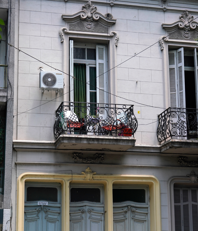 La típica postal de los balcones con ropa al sol en las pensiones del microcentro de Rosario. Pero en los barrios proliferan las viviendas precarias sin habilitación.