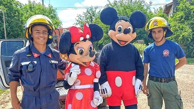 Acción. Los bomberos trasladaron en su camioneta a los personajes de Disney por el barrio Estación.