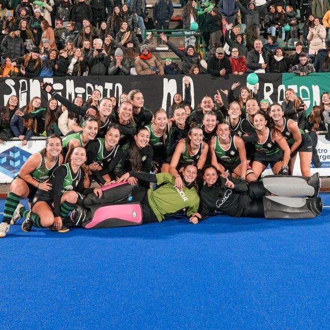 Las chicas de Duendes festejan la obtención del Apertura de hockey tras superar a su clásico rival del barrio Las Delicias.