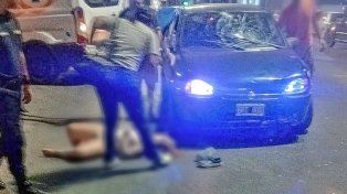 Accidente en Concordia: una motociclista sufrió graves lesiones tras chocar con un auto.