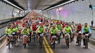 Unos 1.200 pedalistas participan en el Cruce del Túnel.