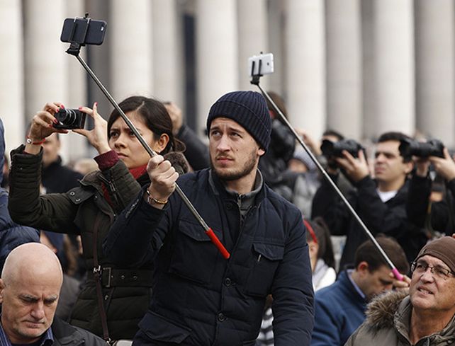 La sobreutilización del selfie stick causa molestia en el resto de los turistas.