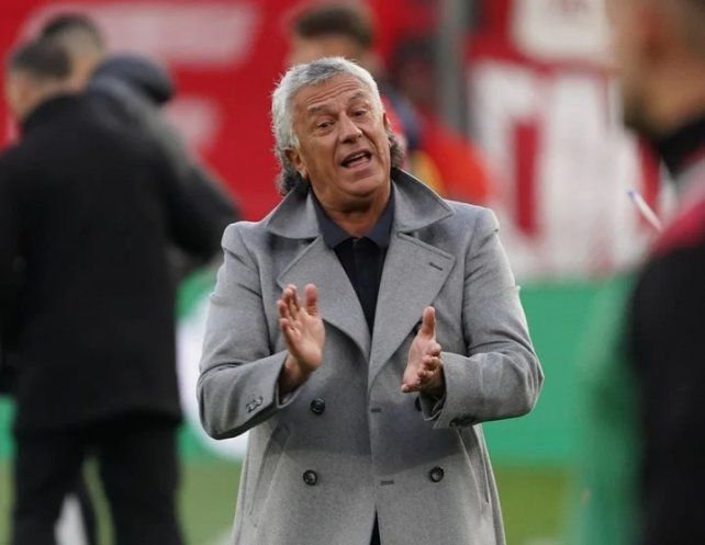 Pipo Gorosito continuará siendo el entrenador de Colón