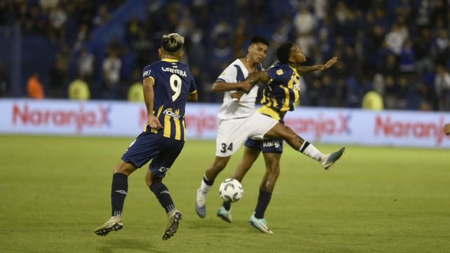Abel Hernández se esfuerza y la pelea de cabeza ante el asedio del defensor de Vélez.