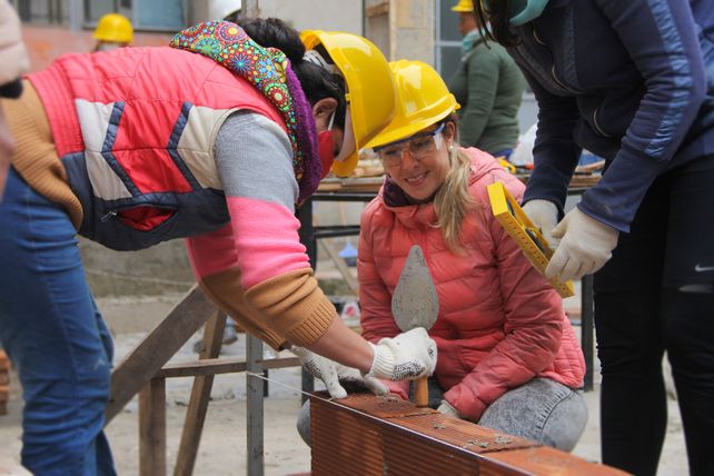 La ocupación de las mujeres en el mercado laboral se da en simultáneo con muchísimas horas de trabajo no remunerado.
