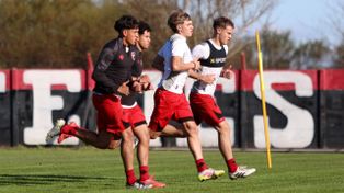 Luca Reggiardo encabeza la carrera en un entrenamiento en Bella Vista. Fue un año donde aprendí mucho, dijo el jugador de Newells.