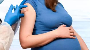 La vacuna contra el Virus Sincicial Respiratorio protege a la madre embarazada y a sus bebés. Salud recomienda la inmunización entre las 32 y 36 semanas
