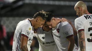 El festejo con Luciano Herrera, autor del empate de Newells ante Estudiantes en La Plata.