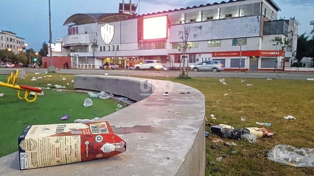 Los restos de los festejos frente al club Unión.&nbsp;