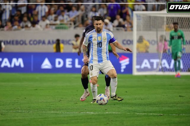 Pelota al pie. Lionel Messi dijo que llega bien a la final de la Copa América. Y sueña con un gol de Angel Di María.