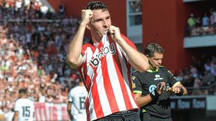 Mauro Boselli marcó tres goles para el gran triunfo de Estudiantes.