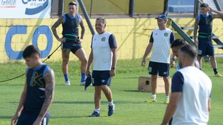 Miguel Russo monitorea el movimientos de sus dirigidos en medio del entrenamiento en el predio de Arroyo Seco.