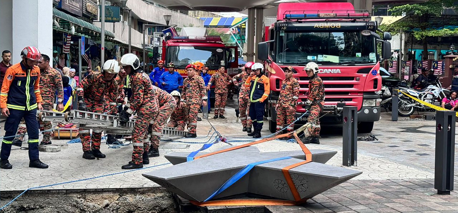 Personal de rescate ingresando a un sumidero profundo después de recibir informes de que una mujer se cayó en el hueco después de que una sección de la acera se derrumbó en Kuala Lumpur, el viernes 23 de agosto de 2024. (Departamento de Bomberos y Rescate de Malasia vía AP) Personal de rescate ingresando a un sumidero profundo después de recibir informes de que una mujer se cayó en el hueco después de que una sección de la acera se derrumbó en Kuala Lumpur, el viernes 23 de agosto de 2024. (Departamento de Bomberos y Rescate de Malasia vía AP)