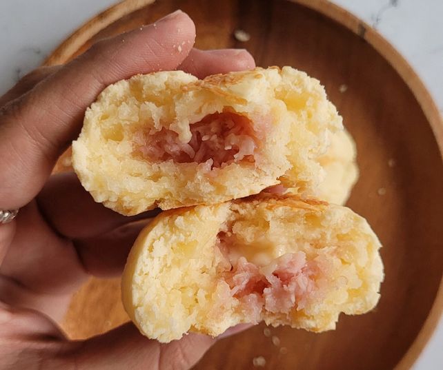 Empanada con masa de chipá y rellena de jamón y queso.