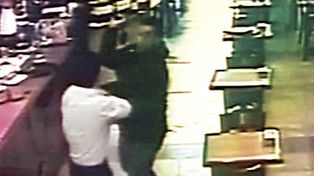 El cajero de un restaurante echó a trompadas a tres ladrones armados