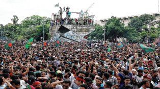 Una multitud salió a las calles en Bangladesh y lograron que la primera ministra huya del poder