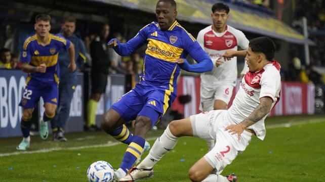 Luis Advíncula fue perdiendo protagonismo en Boca, que puede prescindir de sus servicios.