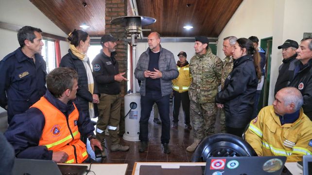 El gobernador Perotti visitó a los brigadistas apostados en la zona de Alvear.