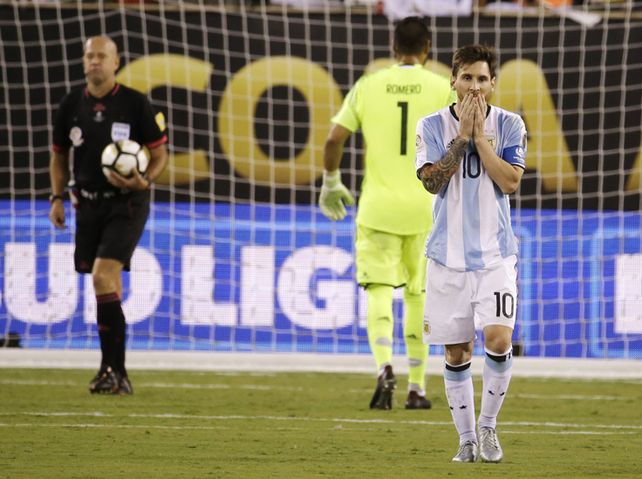 La Pulga rosarina acaba de errar el penal y vuelve al centro del campo sin poder creerlo.