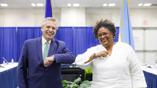 Saludos pandémico. El presidente Alberto Fernández y la primera ministra de Barbados, Mia Mottley.