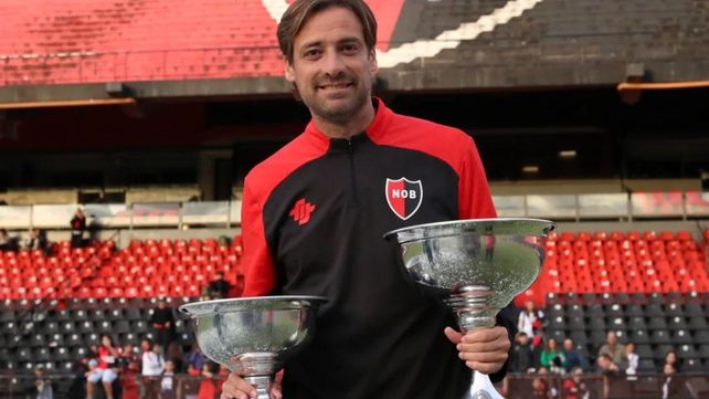 Leandro Toti Iglesias se despidió de Newells con un emotivo mensaje en sus redes. Aquí se lo ve con los dos trofeos que conquistó en el Parque.