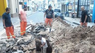 Trabajadores municipales arreglando el caño de cloaca hoy al mediodía. Foto UNO.&nbsp;