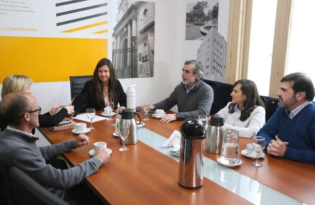 Los equipos de José Corral y de Emilio Jatón durante la primera reunión de transición municipal.&nbsp;