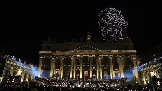 Con miles de drones recrearon la imagen del papa Francisco en el cielo del Vaticano. Fue durante el concierto “Grace for the World”.