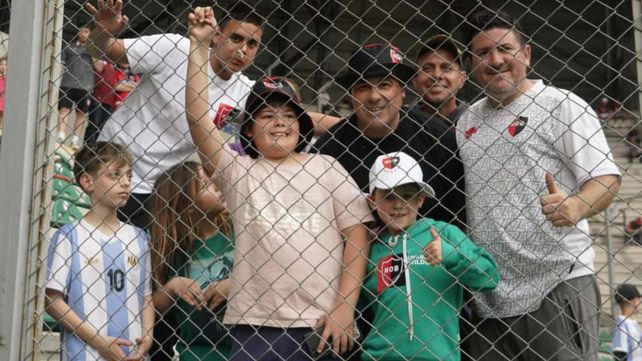 Familia completa de hinchas de Newells en el estadio de La Pedrera